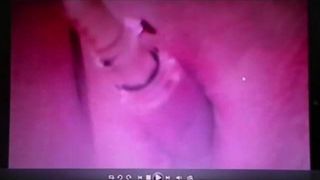 Pandora retourne de grosses lèvres de clito devant sa webcam