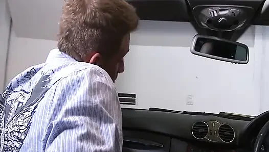 Outdoor fickt szene-2_beautiful brünette in dessous mit einem dicken arsch beim sex im auto ihrer freundin