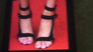 Éjacule sur les longs pieds sexy de Charlotte Flair