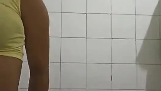 Büyük götlü ateşli esmer kadın sınıf arkadaşını ailesinin evinde sikiyor bu Miami'de oldu