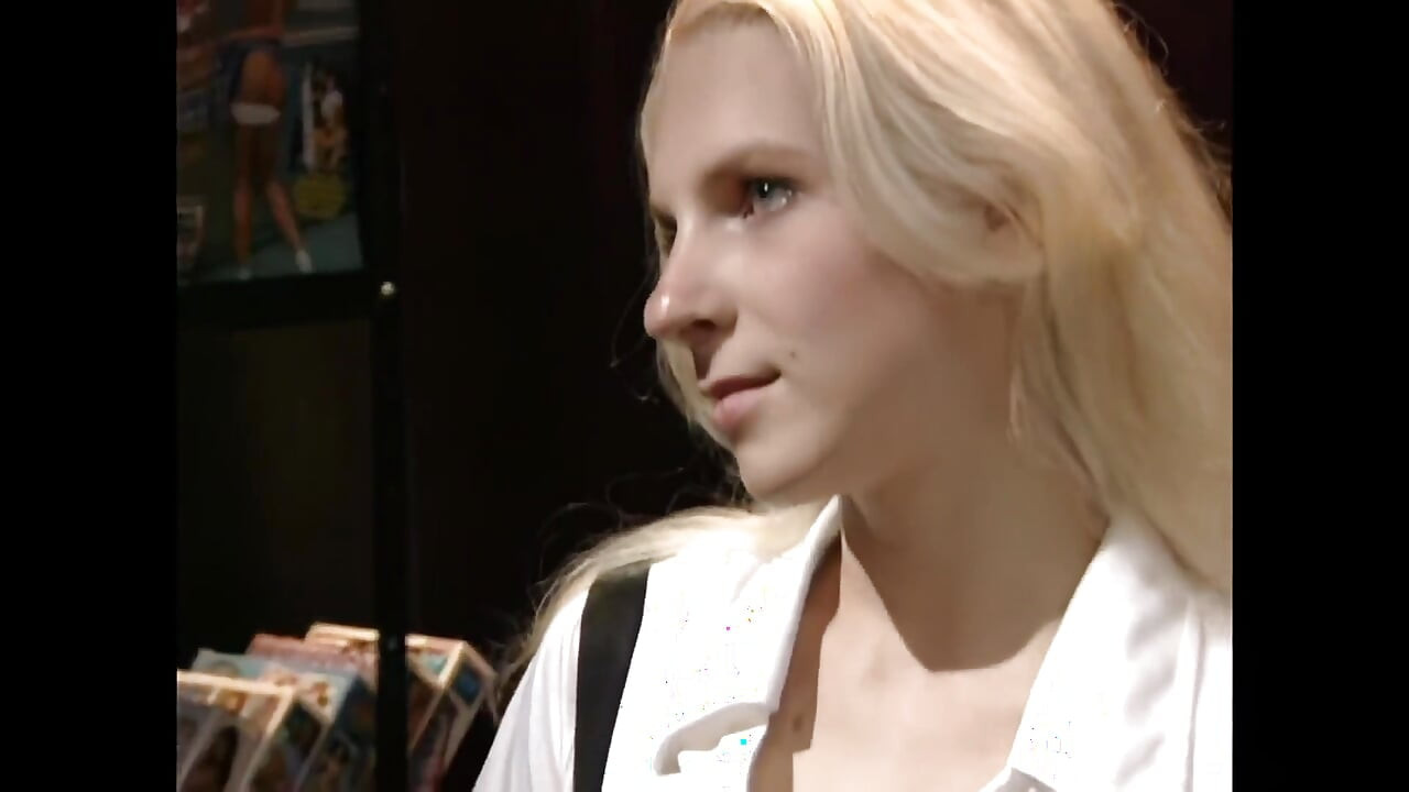 نيك مكثف في متجر الفيديو لبريتني الشابة المتلهفة