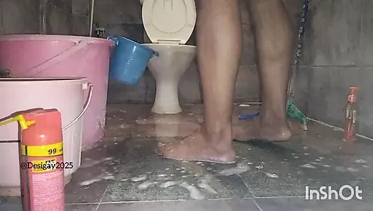 DUŞ ÖNCESI BANYO TEMIZLIYOR