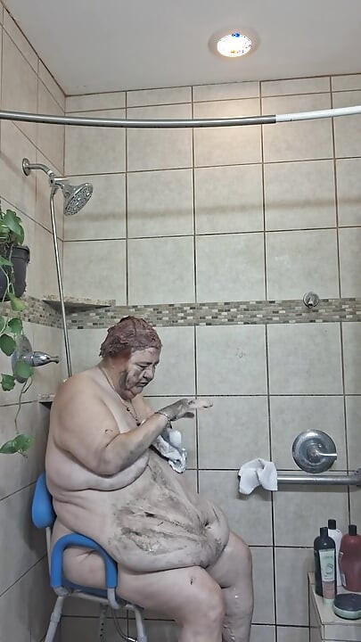 Gran Belleza Enfermera Vicki Tomando Un Tratamiento De Barro En Mi Ducha!