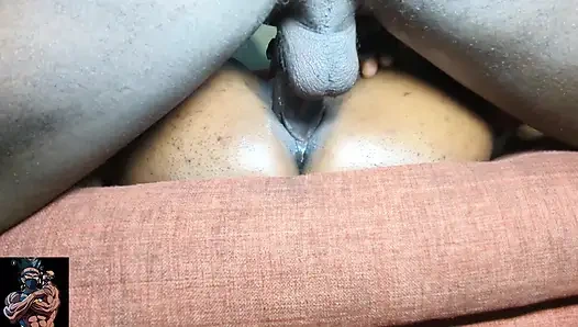 Minyon sarışın Nijeryalı porno yıldızı sikimi yalıyor ve onu sert siktim