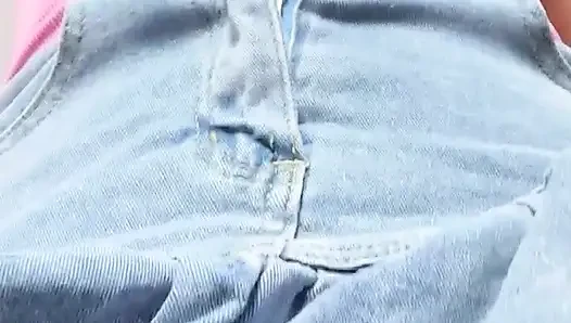 Junge blondine im Jeansrock ohne höschen nahaufnahme feuchte muschi