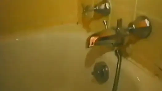 Küçük memeli amatör küvette yarak emiyor