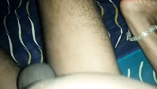 Hintli kadın yatak odasında sert seks yapıyor