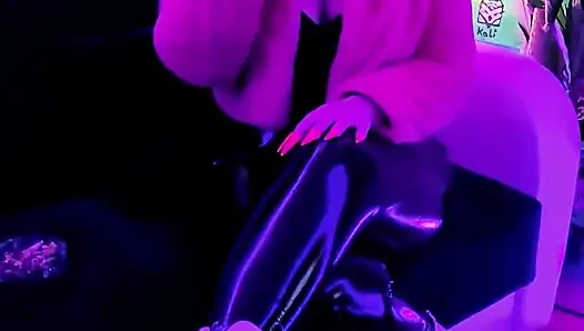 Rauchendes puppe in pelz und latex