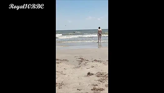 Забираю киску на пляже