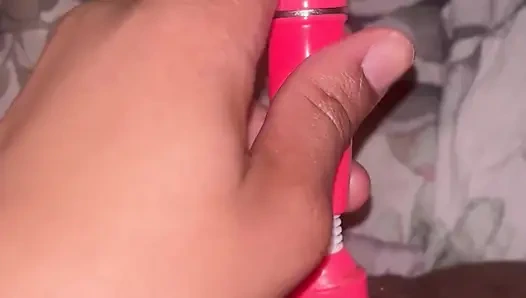 Tonton aku bermain dengan memek hitamku yang gemuk