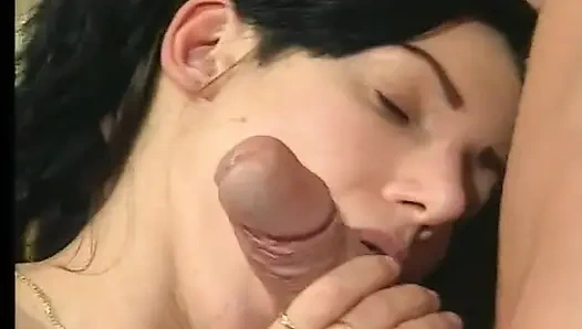 Remaja brunette disetubuhi setelah memberikan blowjob yang luar biasa