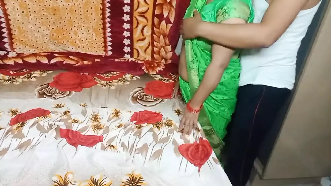 Igazi házi készítésű bhabhi szexel a férjével.