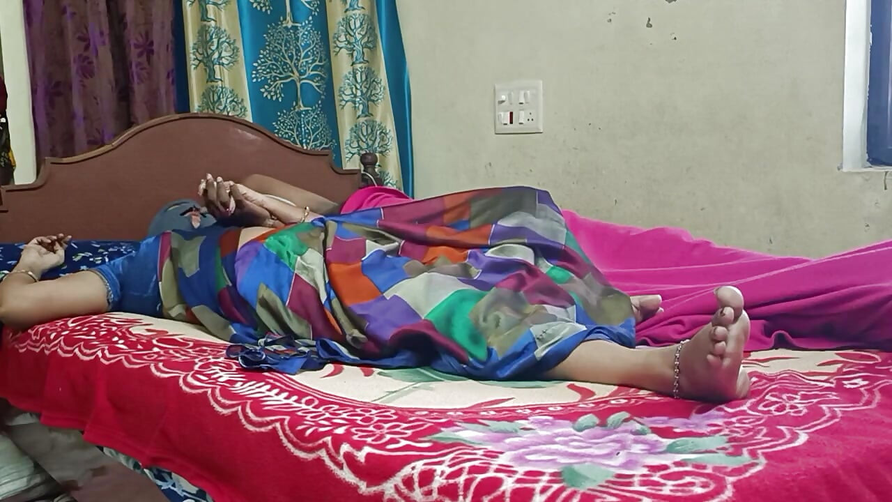 Förbjuden affär medan mannen är hemma styvmamma Telugu Voice Saree knullar