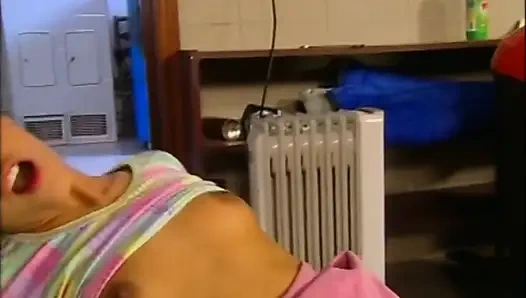 Junges retro-mädchen mit enger muschi gefickt und von großem schwanz in den mund abspritzen