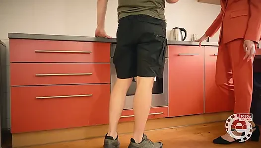 Ev Hanımı Joana Intense tamircisini emiyor
