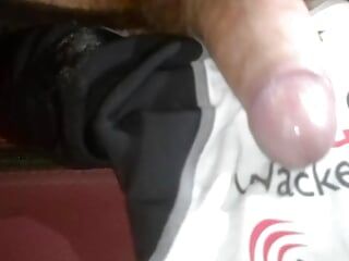 Jonge Colombiaanse porno met een grote penis masturbeert voor veel melk