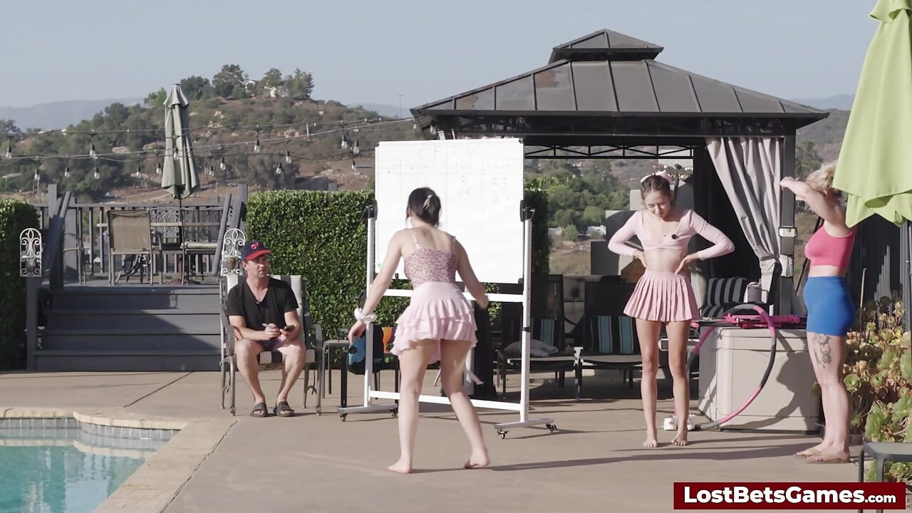 Push-up-urile își testează puterea în acest joc sălbatic de striptease