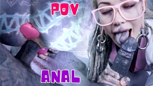 Inked mädchen mit brille - Buttplug, doppelpenetration und gesichtsbesamung