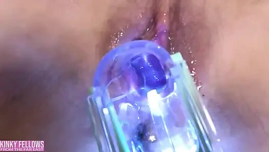 Çarpıcı bir güzellik derin, yoğun bir spirale çekilirken cesur takıntı ortaya çıkıyor