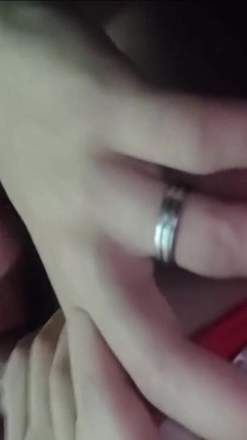 当女友等他的时候，我在她家前吞下他的精液 | 短片 1