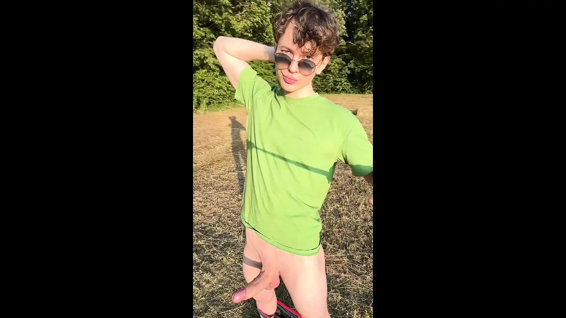 Jock excitée et risquée branle son énorme bite à l’extérieur