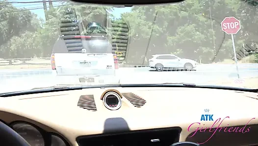 Ava Davis sikilmeden önce yarağı gırtlağına kadar alıyor ve ıslak dölleniyor