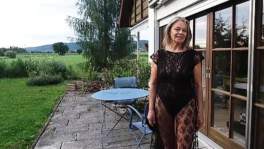 Olgun Bir Kadın, Dantel Bir Vücut Takımıyla Dışarıda Kendini Gösteriyor!