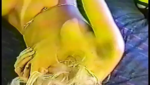 Cewek sange rambut pirang dengan itil lagi asik mainin memek mupit pacarnya yang lagi dicukur