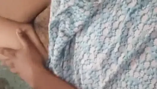 Brunette panas masturbasi dengan dildo raksasa di atas beruang teddy