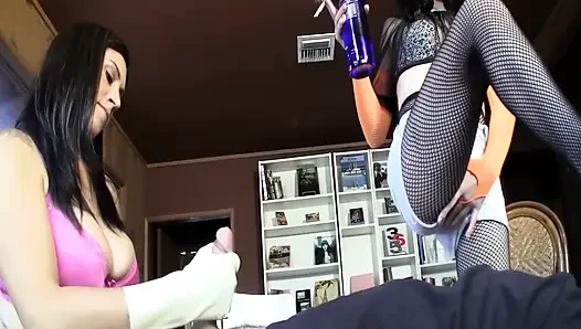 Cewek rambut cokelat lagi asik fisting dan ngentot kakinya yang bocor