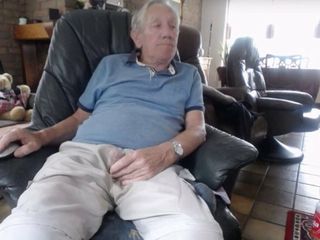 Il nonno si rilassa e si accarezza