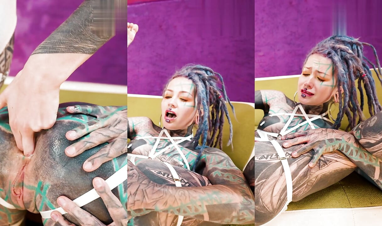 Garotas Alternativas Tatuadas Ficam Loucas com Brinquedos Gigantes