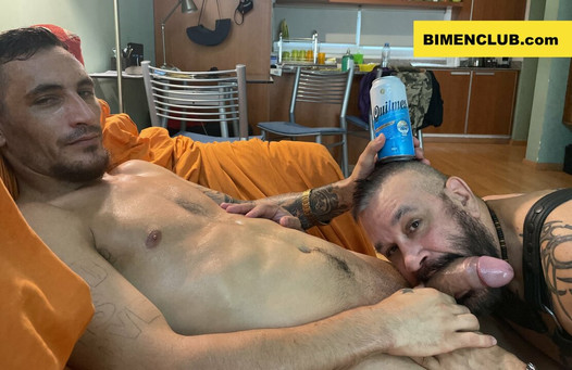 Bi-Brocken mit einem Monsterschwanz bareback einen Typen