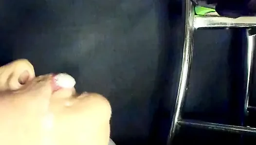 Üvey anne şehvetli oral seks ve ağzına boşalma yakın çekim