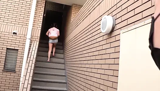 Bir eve giriyor ve ev hanımını içeride sikiyor 2