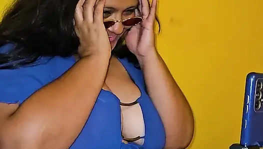 Cewek semok kulit putih dengan perut montok lagi nyari