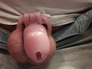 Sissy blokuje swojego żałosnego małego penisa w czystości