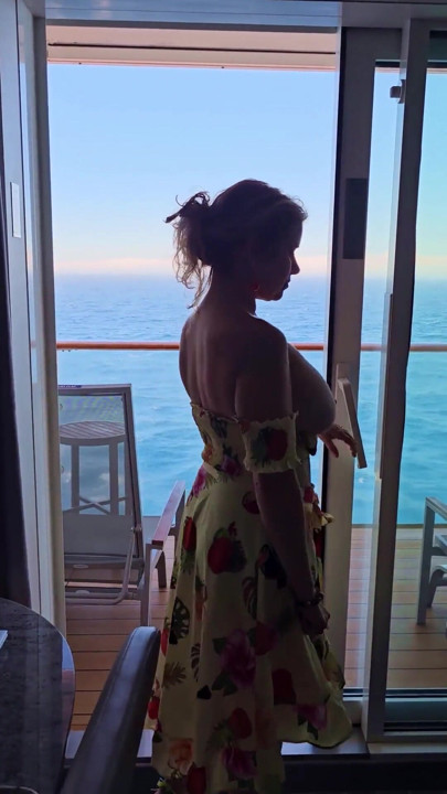 Voyeur - mami mostrando sus grandes tetas en el balcón de su crucero después de desnudarse en su cabina | Clip 1