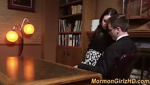 Une mormone habillée se fait baiser