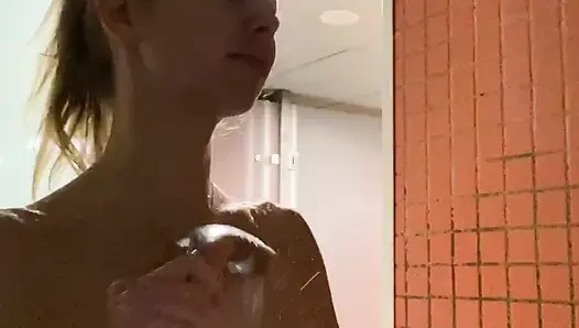 Gadis imut dengan tubuh aduhai lagi mandi pulang dari gym