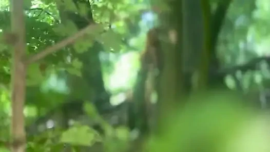 Cewek ini direkam lagi asik muasin memeknya sendirian di hutan - alt eksibisualis berambut merah amatir perancis