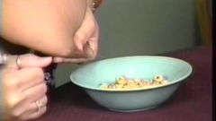 Wunderschöne laktierende Lesben mit dicken Titten drücken viel Milch aus ihren Nippeln