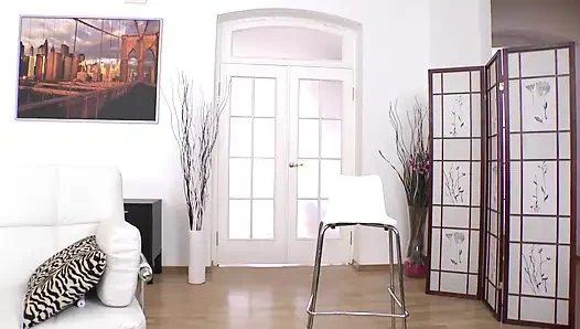 Mükemmel genç bir sürtük minik götünde büyük bir yarak istiyor
