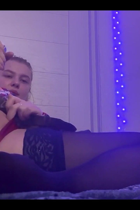 Masturbuje się elektryczną szczoteczką do zębów, ssie dildo i pluć na cycki