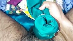 Porno de branlette en satin et soie - le tissu salwar de merde en satin se caresse sur une tête de bite (125)