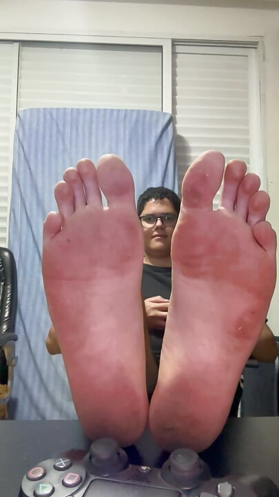 Gamer dečko stopala