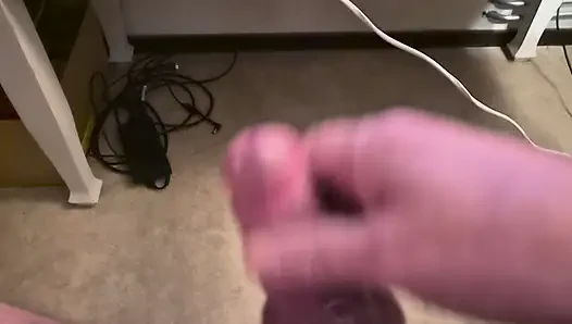 Arkadaşım sandalyeye oturuyor ve video izlerken yarağını sıvazlıyor