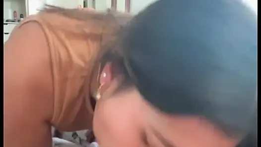 Sepong kontol sampai dalam banget, wanita kaya lagi asik nyepong kontol