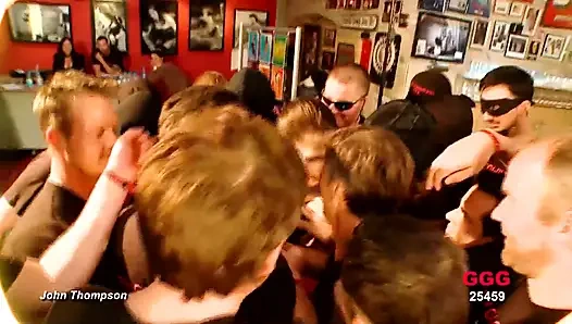 Pelacur Asia terangsang meraba vagina ketat dan menyemprotkan keras dengan dildo