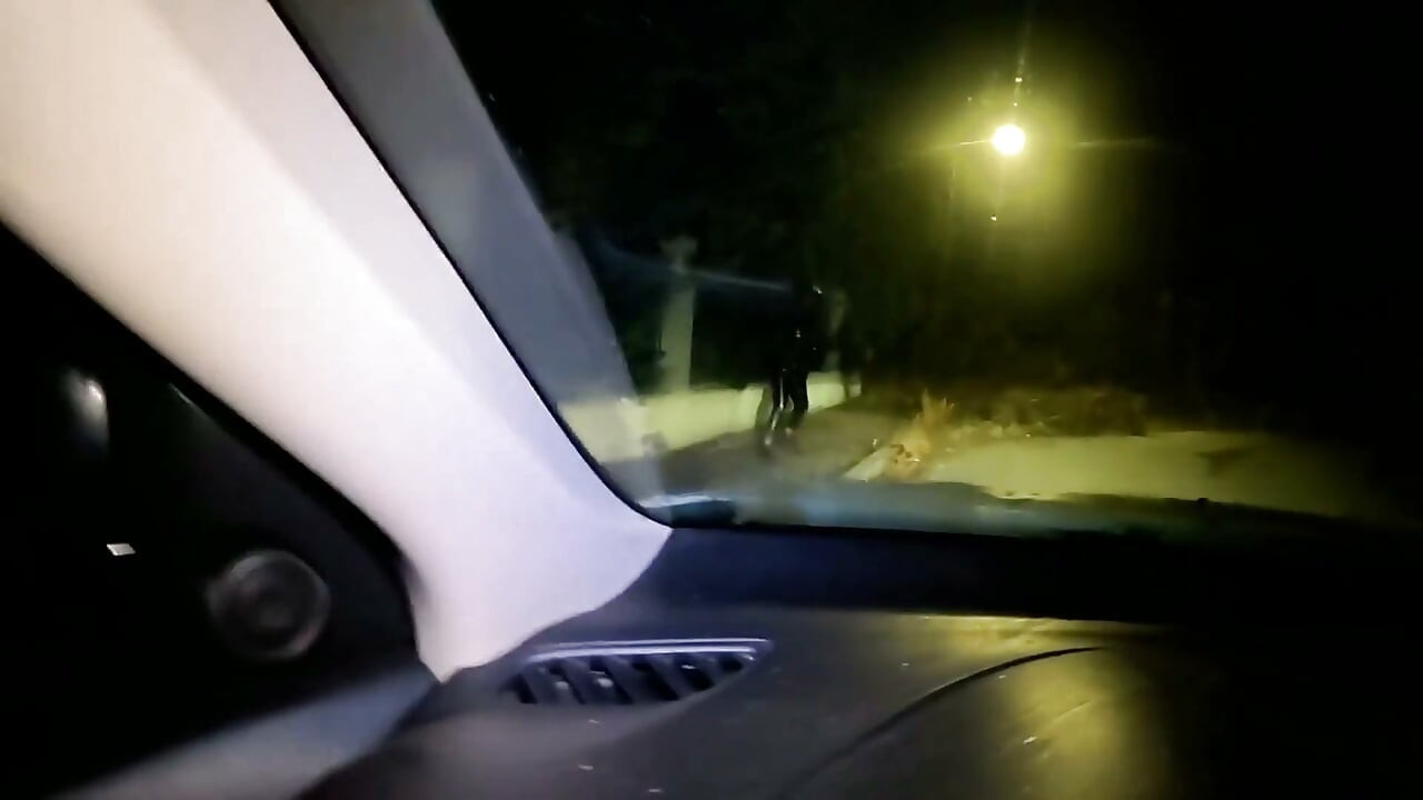 Nocny pickup downjacket milf fantasy, palenie, obciąganie samochodu i spust na błyszczącej kurtce